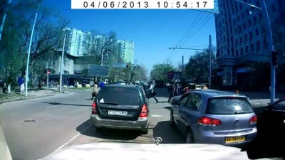 ГАИ в Алматы не может оштрафовать беспредельщика на встречке едущего на красный