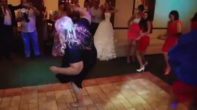 Жирная женщина танцует на свадьбе !