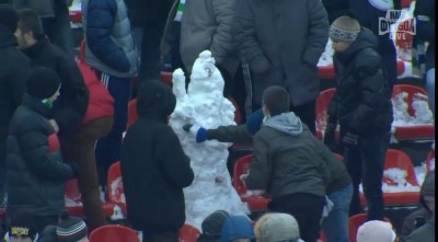 Снежный памятник болельщику на матче «Волга» - «Крылья Советов»