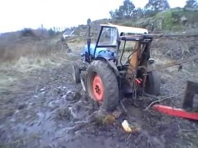 Как вытащить трактор из грязи