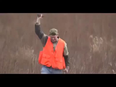 Охотник поймал птицу голыми руками