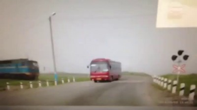 Поезд столкнулся с пассажирским автобусом в Поронайском районе
