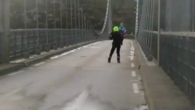Мост в Норвегии при ветерке