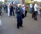 Бабушка. Танец. Омск.