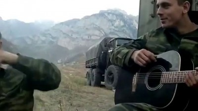 песня под гитару''Зеленые глаза'' наши ребята в Чечне