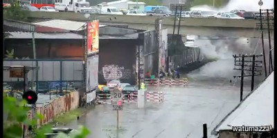 Аргентина. Пригородный поезд во время наводнения.