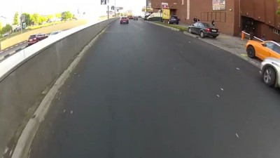 Скутер сбивает пассажир машины