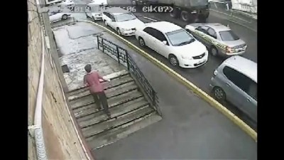 Контейнер упал на автомобиль во Владивостоке .