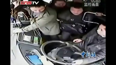 Пьяный китаец схватился за руль , проехав свою остановку .