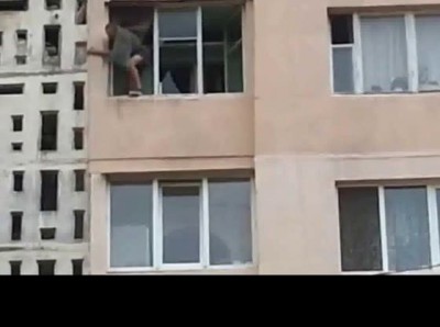 Человек-паук упал с 7-го этажа ...