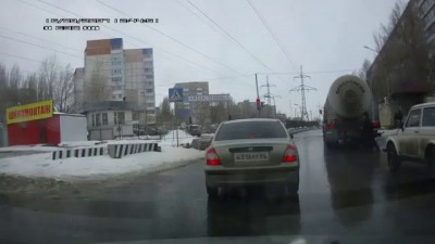 Пешеход прыгнул под автоцистерну в Саратове