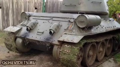 Т-34 давит немца