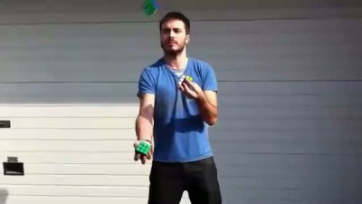 Жонглер собирает кубик Рубика (reverce)
