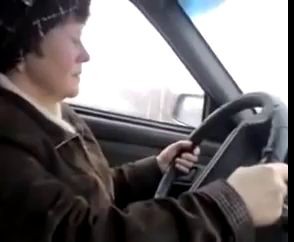 Бабка за рулём в автошколе (Grandmother at the wheel driving school)
