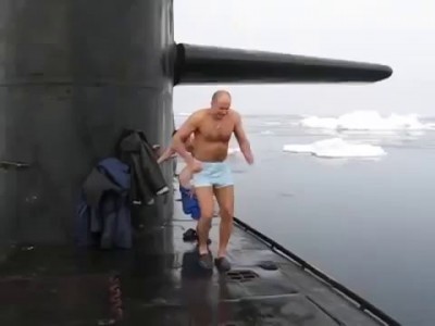 Подводники купаются на Северном полюсе…