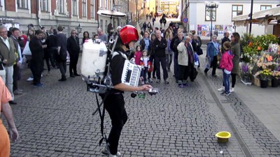 Шведский уличный музыкант.