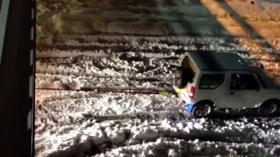 Suzuki Jimny вытаскивает фуру из снега. Япония.