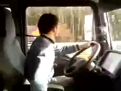 Cum se conduce in Romania  Insane Romanian truck driver