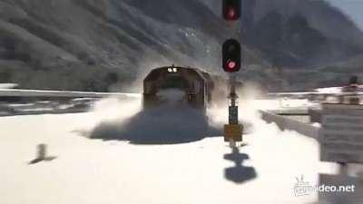 Поезд по глубокому снегу