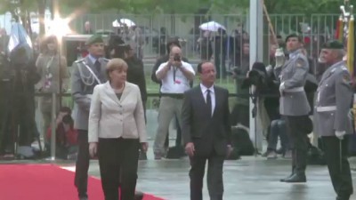 Hollande/Merkel : petites hésitations sur le tapis rouge