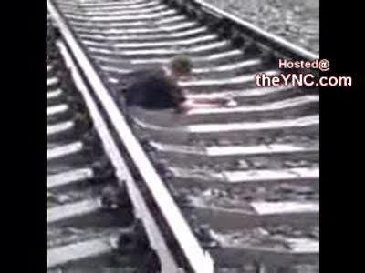 Мужика переехал поезд пополам
