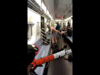 Мужик сходит с ума в метро. США