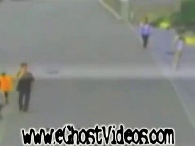 В японии женщина прошла через призрак (Woman walked through a ghost in Japan)