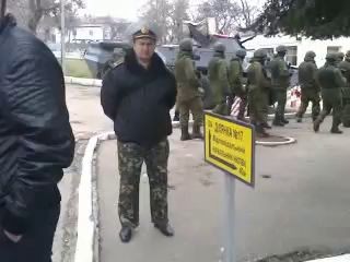 Российский спецназ покидает территорию воинской части (Севастополь)