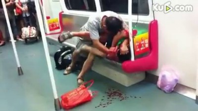 Китайцы не поделили место в вагоне метро.