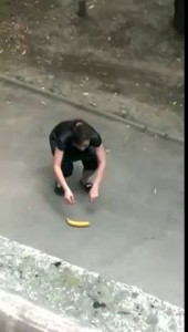 Женщина под наркотой и банан