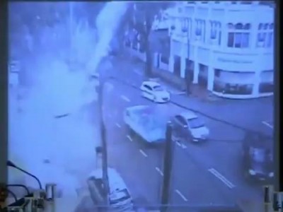 В Малайзии 48-метровый шпиль упал с небоскреба на дорогу