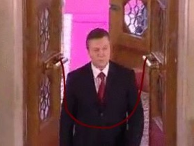 Янукович и двери