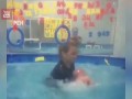 "Это мясорубка": в Сети обсуждают видео с младенцем на водной гимнастике