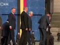 На саммите НАТО шатающийся при ходьбе Юнкер едва не упал на Порошенко