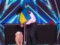 Свинья поднимает флаг Украины