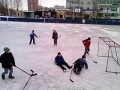 Дети играют в хоккей, во дворе.