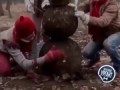 Алла Михеева и Иван Ургант показали как слепить снеговика из грязи