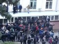 Представителей майдана скидывают с парапета Харьковского ОГА