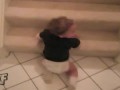 Ребенок спускается по лестнице