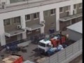 У главного здания Почты России появились мусоровозы