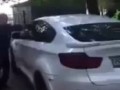 Сотрудник ДПС пытается разбить стекло BMW X6