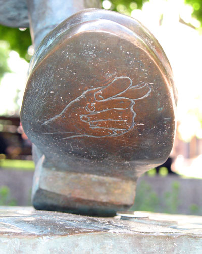 Monument_Panikovskomu_dulya