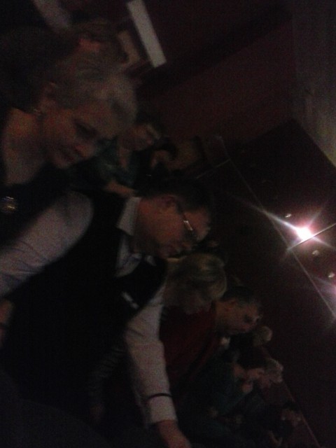 Любовники и жена с фртокамерой застукала в кинотеатре