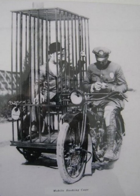 14176110-R3L8T8D-650-5234755-R3L8T8D-600-odd_photos_harley_cage