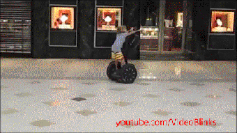 kleiner-junge-faehrt-auf-einem-segway
