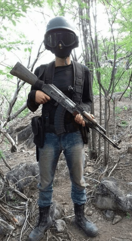 Un-vídeo-muy-fuerte-en-donde-sicarios-decapitan-a-un-joven-pistolero-2