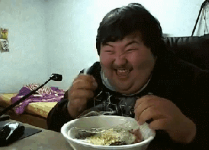Кореец ест и смеется