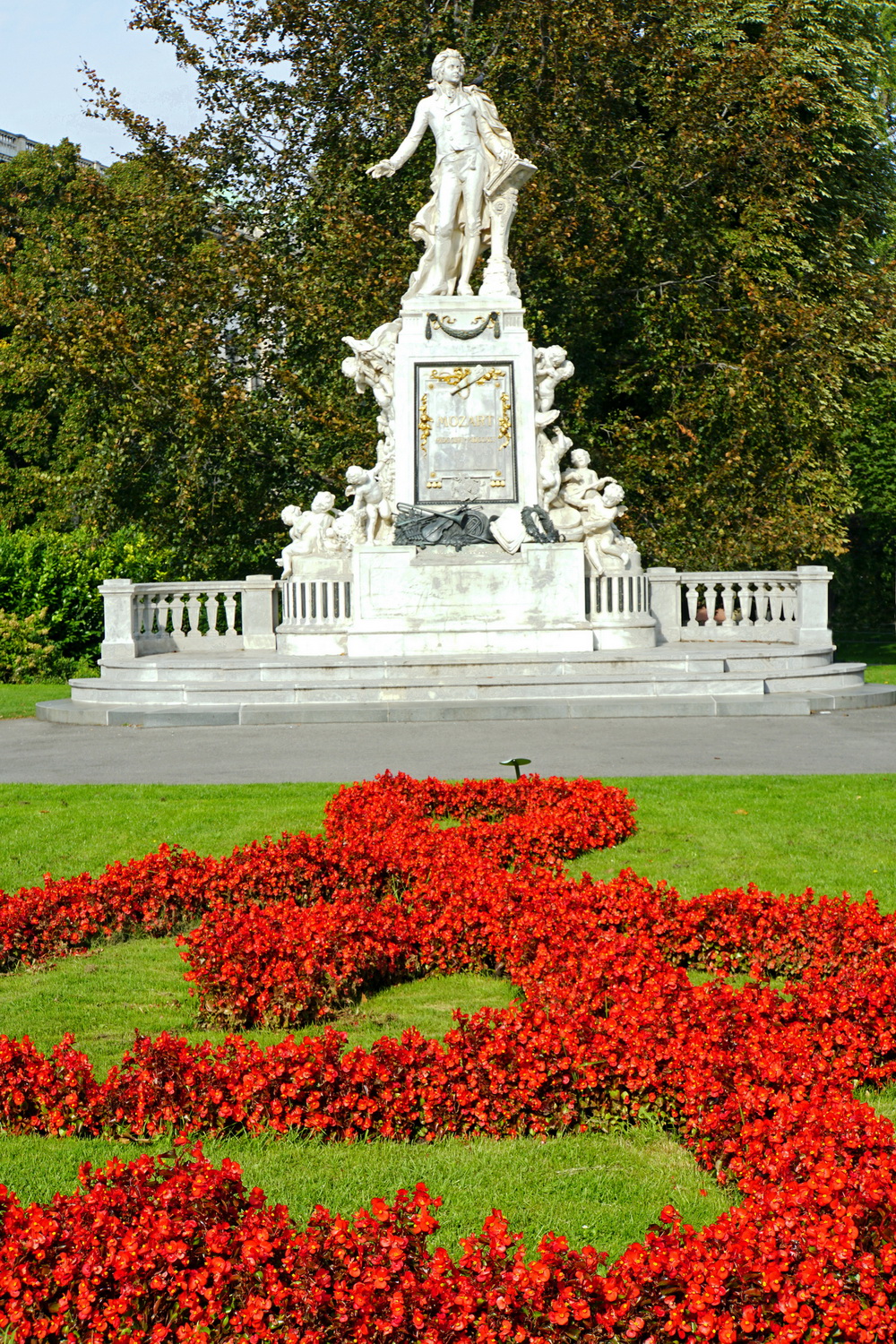 Mozart vienna. Памятник Моцарту в Вене (Австрия). Статуя Моцарта в Вене. Город Вена памятник Моцарту. Город Вена памятник Моцерта.