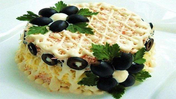 с черносливом, орехами и крабовыми палочками