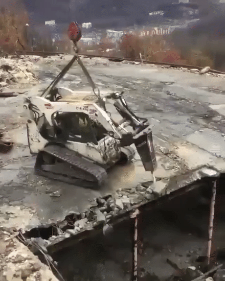 -трактор-техника-разрушение-строения-5485237